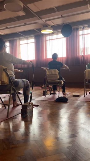 It was lovely to meet everyone that came along today for my first official book launch! We did a little bit from the book together, fielded some questions, talked a bit about my mission, and then signed some copies. It was lovely to meet people where they were (some quite fatigued after the hips workshop, it’s a lot of information)! Tomorrow, I’ve got one more workshop in the afternoon and will bring along the books too! 📖 Adapting Chair Yoga For Every Body (by me) . . . P.S. you want me at you