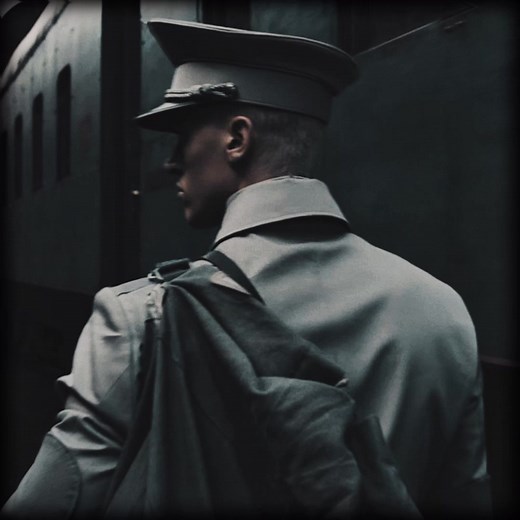 head over heels = power over love #coriolanussnow #coriolanussnowedit #tomblyth #tomblythedit #tbosas #thehungergamestheballedofsongbirds #thg #edit #fyp #foryou #makemefamous