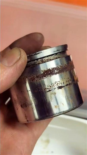 キャリパーピストンのサビはピストン押し出してダストブーツをめくって目視点検からの隙間にメタルラバー噴射で予防できるよ♡鉄のホイールシリンダーのサビも♡このあたりサビさせたら整備士の恥♡ #ナリタオート