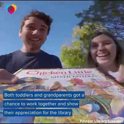 BOOK BRIGADE: Nearly 650 volunteers formed a human chain to move books from their old library, across a park to the new one https://cbsn.ws/2JOkQQu | The Uplift