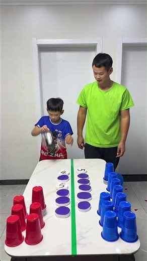 翻瓶子叠杯子挑战Bottle flipping and cup stacking challenge #funny #孩子就是拿来玩的 #搞笑