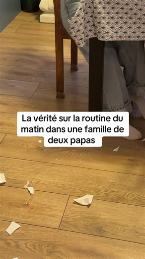 La routine matinale d'une famille de deux papas