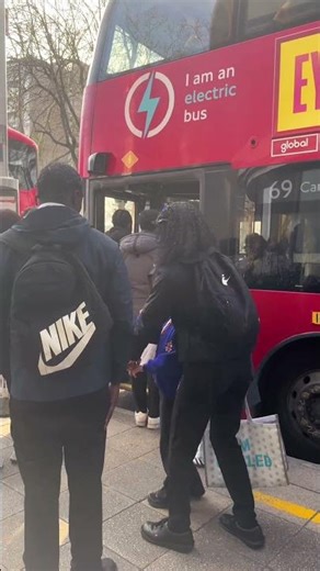 London bus 🚌 👬🚶🏻🚶🏻passengers on board