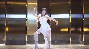 白丝美女搭配高跟短旗袍，实力大秀舞蹈“芒种”，男观众们看的热血沸腾