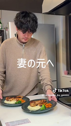 鶏むね肉だからコスパ最強！ヘルシーなローストチキンに🥹🥹 ===== 【材料🍖】 鳥むね肉 2枚 塩 適量 醤油 大さじ3 みりん 大さじ3 ハチミツ 大さじ3 ニンニク 小さじ1 ローズマリー 適量 【手順🥣】 ①鶏胸にくを包丁でサシサシして塩を振り、醤油、ローズマリー、ハチミツをかけて、よく揉み込む。 ②ラップをかけて20分放置 ③フライパンで皮目から焼いて、両面焦げ目をつける ④耐熱容器にクッキングシートを敷き、焼いた鶏肉をせる。余ったタレをかけて200度に予熱したオーブンに投入。 ⑤取り出したらマッシュポテト、野菜と一緒に盛り付けて完成！ ===== #鶏肉 #ローストチキン #クリスマス #クリスマス料理 #クリスマスディナー #簡単レシピ #料理男子 #料理記録 #chicken #chickenrecipes #christmas #christmasrecipe #roastchicken