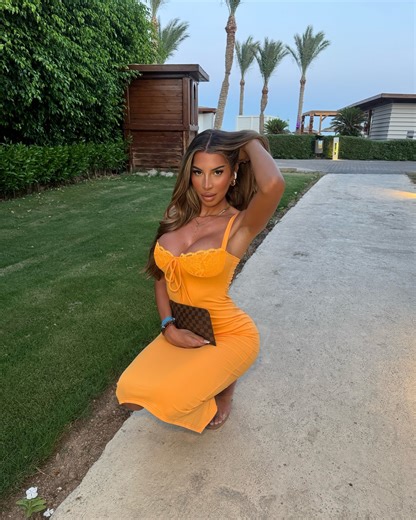 Ruby Rue on Instagram: "Me again 🍊"