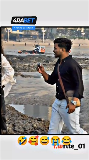 gadriya King on Instagram: "तुम जानते हो? जापान अब “चलते कदमों” से बिजली बना रहा है! ⚡ जापान में अब ऐसी पाइज़ोइलेक्ट्रिक (Piezoelectric) टाइलें लगाई जा रही हैं, जो तुम्हारे हर कदम से पैदा होने वाली ऊर्जा को बिजली में बदल देती हैं! 🔋 जब लोग इन टाइलों पर चलते हैं, तो उनका वजन और हलचल टाइलों पर दबाव डालता है, जिससे टाइल हल्के से झुकती है और मैकेनिकल स्ट्रेस पैदा होता है। टाइल के अंदर मौजूद खास पदार्थ इस दबाव को इलेक्ट्रिक चार्ज में बदल देते हैं। ⚙️ हर कदम से थोड़ी-थोड़ी बिजली बनती है, लेकिन जब लाख