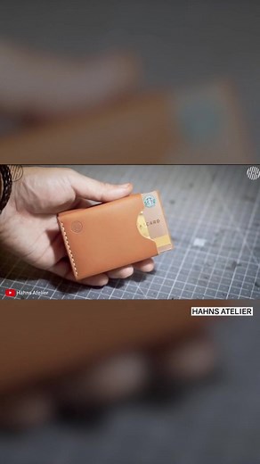 Making a simple bi-fold wallet #leathercraft #leathercrafting #leatherwork #leatherworking #diywallet