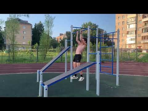 俄罗斯男子在单杠上做引体向上练习，以期成为更优秀的马拉松跑者 || 让我们一起努力吧 :)