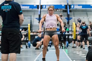 Siete WOD de CrossFit que puedes hacer solo con una barra y ejercicios básicos