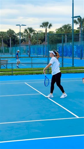 33K views · 173 reactions |  Overhead Smash Tip: Trophy pose + make contact in front = power & control #OverheadSmash #TennisOverhead #TennisTips #TennisDrills #TennisTechnique #TennisCoaching #ImproveYourTennis #TennisHaus#tennis #tenis #tennishaus | Tennis.Haus | Facebook