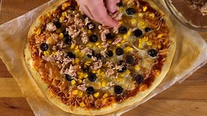 10K views · 243 reactions | Fim de semana à porta pede uma refeição de pizza, certo? :) E se tem atum em casa, aqui está a receita de pizza perfeita! Em menos de dois minutos aprende a preparar uma pizza deliciosa de atum :) | TeleCulinária | Facebook