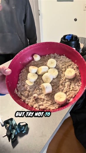 Want a good tasting oatmeal recipe? I got you! Here’s a quick and easy banana/honey/oatmeal recipe