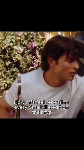 smallville.posts on Instagram: "《超人前传》（Smallville）是一部以美国堪萨斯州小镇“小镇镇名为斯莫维尔”为核心舞台的电视剧，它通过一种缓慢而细腻的叙事方式，讲述了克拉克·肯特在成为“超人”之前的成长历程，这部作品并不急于塑造一个完美无缺的超级英雄，而是把重点放在一个拥有非凡力量却仍然只是普通少年的男孩身上，他要面对友情、亲情、爱情、自我认同以及道德选择等一系列现实而复杂的问题，斯莫维尔这个看似平静的小镇因陨石雨而变得暗流涌动，许多居民受到陨石辐射影响获得了异常能力，这不仅为剧情提供了丰富的冲突，也成为克拉克理解“力量与责任”这一核心主题的重要背景，克拉克在养父母乔纳森和玛莎·肯特的引导下，逐渐学会克制自己的能力，明白真正的强大并不只是身体上的无敌，而是内心的正直与善良，而乔纳森肯特对克拉克价值观的塑造几乎贯穿全剧，他反复强调选择的重要性，这种朴素却深刻的教育让斯莫维尔不仅是一个地理意义上的小镇，更是克拉克精神成长的起点，与此同时，莱克斯·卢瑟的登场为故事增添了极其重要的灰色层次，他与克拉克从朋友到对立者的关系转变，是整部剧最具悲剧色彩的主线之一