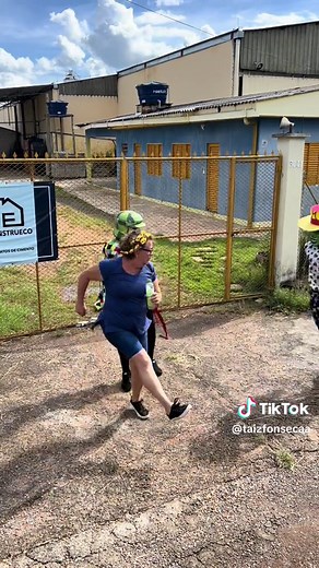 Olhem esta senhora formiguinha 😮😮 Ela fala para os personagens: “vou mandar um mort@l” kkkkk Só não faço igual porque não tenho esta fantasia 😂😂#trenzinhodaalegria #carretadaalegria #carretadaalegria