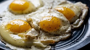 Never Use This Type Of Oil When Frying Eggs And Here's Why