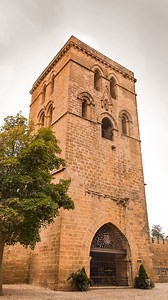 Las mejores vistas de Laguardia 🤩 La Torre Abacial de Laguardia es un emblema de Rioja Alavesa. Este monumento histórico es una joya arquitectónica que ha sido testigo del paso del tiempo, ya que en su momento fue clave en la defensa de las murallas de la villa. ¡Desde la terraza del piso superior se pueden disfrutar de unas vistas panorámicas espectaculares! 🍷❤️ 📹 @‌lesvoyagesdelena 📍 Laguardia, Ruta del Vino de Rioja Alavesa Laguardiako Abade-Dorrea Arabako Errioxako ikurra da. Monumentu h