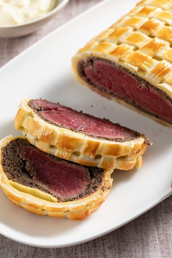 Golden, flaky, and packed with flavor 🔥🥩 This classic Beef Wellington with creamy mashed potatoes and a rich red wine sauce is the ultimate showstopper. Perfect for your next dinner party! 🍷🥔 Sebastian Fitarau Ingredients For the Wellington: 1.75 lbs beef tenderloin (800g) 1.75 lbs cremini (brown) mushrooms, finely chopped (800g) 5 tbsp Dijon mustard paste 12 slices Parma prosciutto 2 tbsp extra virgin olive oil (to taste) 2 tbsp unsalted butter (to taste) ½ tsp salt (to taste) ¼ tsp black p