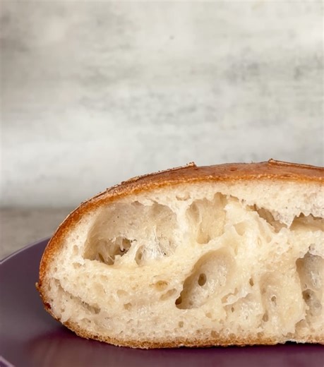 フルーツ種・自家製酵母/グルテンフリーパン on Instagram: "@bread_simply →フルーツ種の米粉パン教室 市販のイーストは使わず、フルーツに付着する野生酵母を自家培養して米粉パンを焼きます。 —————————————————— レーズン種の米粉カンパーニュ 「1年前の配合、感覚でつくるとうまく焼けない」 そんな印象ないですか？ 私のなかでは、流し込み生地、ハードパン生地、 繊細なパンは、微調整が必要に思います。 色々と他の先生方と話をしていると、 やはり年々米粉が変わっていると。 自然のものなので、変化があることは当然。 それに加えて、 毎年起こる「異常気象」。 農作物の状態が変わるのは、ますます致し方ないと感じます。 こんな厳しい環境の中で、お米を育ててくださる農家さん、 パンにふさわしい米粉を作るために、 尽力くださる製粉機械の会社さま、製粉会社さま。 「いつもと米粉の状態が違うんですけど」 と、製粉会社さんにご意見送ることもできますが、 私はしたくないです。 ⚠️これは個人の意見です🙏ご意見出される方を否定はしません⭕️ 目の前の米粉で、どう美味しい米