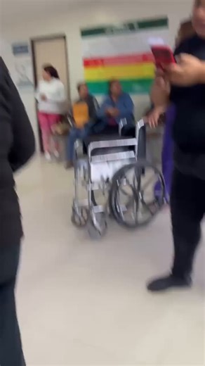 Oye @Claudiashein, mira lo que sucedió en el hospital del IMSS en Matamoros.Este hombre llegó a las 5 de la tarde a urgencias por una caída en su centro de trabajo en la que se golpeó la cabeza.Se desmayó en urgencias pero nadie lo atendía. La luz del consultorio estaba apagada, señal de que estaban durmiendo.La sala estaba semivacía; el señor decía que le dolía mucho la cabeza. El tiempo pasaba pero nadie lo atendía.Hasta que de repente gritó muy feo y se cayó de la silla. Solo así salieron las