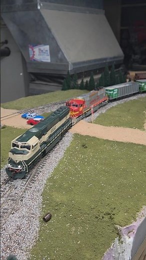 HO Scale BNSF Coal Train With SD75 and SD70MAC #modelrailroad