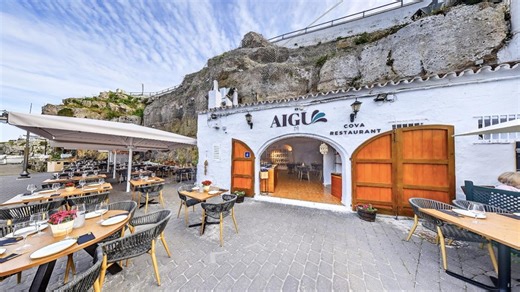“El entorno en el muelle es bastante mágico, especialmente en una noche con una luna llena saliendo a través del puerto”: ¿Sabías que en Cales Fonts puedes comer en este restaurante en una cueva?