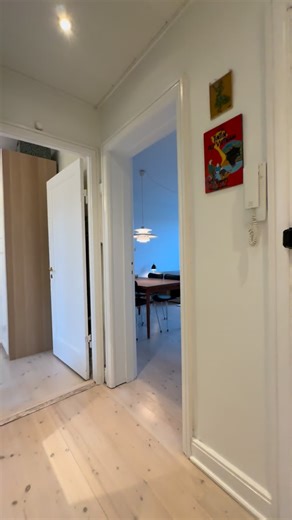 ☀️ Lys og veldisponeret ejerlejlighed i Valby med privat altan Denne 59 m² ejerlejlighed byder på velindrettede rum, stort vinduesparti og et skønt lysindfald, der skaber en luftig og indbydende atmosfære. Stuen på knap 20 m² giver god plads til både sofa- og spiseafdeling, mens soveværelset er rummeligt med god skabsplads. Den private altan vender ud mod grønne omgivelser – perfekt til morgenkaffen eller rolige aftener. Køkkenet er separat med god bordplads, og badeværelset fremstår lyst og fun