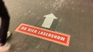 LASERSHOW im Doppelpack Heute um 21.15 und 22.15 Uhr findet jeweils die große LASERSHOW auf der DOM-Reihe neben dem St. Pauli Stadion statt. Nach der Premiere im Winter gibt es die Neuauflage diesmal sogar 2x im Doppelpack. Wer nämlich heute keine Zeit hat, sich das mitreißende Licht- und Soundspektakel anzugucken, hat am Samstag gleich die nächste Gelegenheit. Kommt vorbei und lasst euch von den knalligen Farbeffekten mit passender Musikkulisse begeistern. Mittwoch, 20. April 2022 Samstag, 23. 