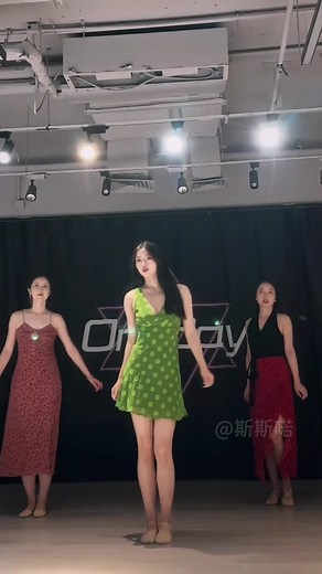 Mesmerizing Trung Quoc Dance Performance with Jazz Music