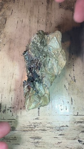 Satoru Taniyama on Instagram: "灰鉄輝石(CaFe2+Si2O6)の空隙に発生した濃緑の水晶(Sio2)🟢✨✨ 母岩付きが好き。。。。 と言うより、分離結晶を地中から探すのは老眼では見つかりませんww🤣 この産地には20年以上ぶりに来ましたが、緑水晶まだまだ有りそうですね🤔 暫くの間、地質調査をしに何度か向かいます🥾⛰️ #ローズコーポラス #ローズコーポラス石部 #鉱物採取 #国産鉱物 #緑水晶"