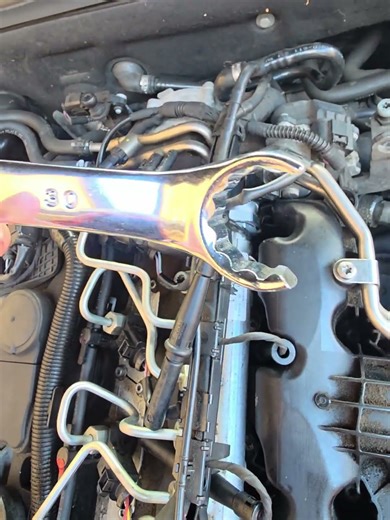Audi A5 A4 Q5 fuel rail pressure relief valve removal without removing fuel rail. 30mm spanner.