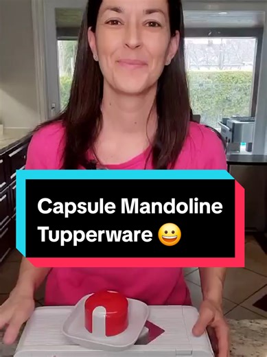 La mandoline Tupperware est un ustensile de cuisine pratique conçu pour trancher rapidement et uniformément une variété de fruits et légumes. Voici un aperçu de ses caractéristiques principales : Caractéristiques générales : Polyvalente : Elle permet de faire des tranches fines ou épaisses, des juliennes et parfois même des cubes selon le modèle. Réglable : Certains modèles Tupperware ont une molette ou un curseur pour ajuster l'épaisseur de coupe sans changer de lame. Sécuritaire : Équipée d’un