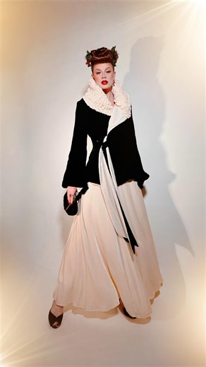 MORGAN RYAN • MAVERICK MUSE™ • INFLUENCER MARKETING on Instagram: "🦌HOLIDAY STYLE DAY 04: 1940s All Velvet Old Hollywood Glamour! 🎁💋 Do you know if this is true vintage or vintage reproduction?! Sound off in the comments!❄️ ‼️This is a holiday vintage fashion series, so keep checking back for more Old Hollywood glamour, vintage outfit inspo, and retro holiday styling all season long! 🥳SAVE for vintage outfit ideas and SHARE with a vintage-obsessed friend 🙏🏻👇🏻 ✨ OUTFIT DETAILS ✨ 1940s Vel