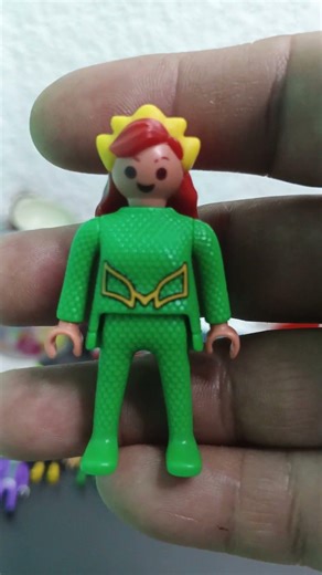 Mera en Abriendo kinder Sorpresa de Dcy Playmobil