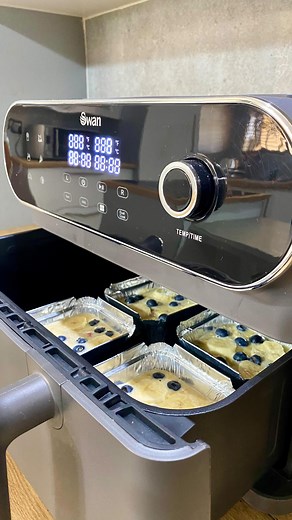 FRUITY OATMEAL CAKE 🍰🫐🍌🥄 Save this fruity oatmeal cake recipe for a quick, healthy treat made in the air fryer! So simple and SO good. Ingredients: ✨ Oats ✨ Eggs ✨ Milk ✨ Sugar ✨ Diced Apple ✨ Banana ✨ Blueberries Give it a try—you’ll love it! #airfryerrecipes #healthytreats #oatmeal #cakes #airfryer #oats #oatscake | boitumelo__mankuroane