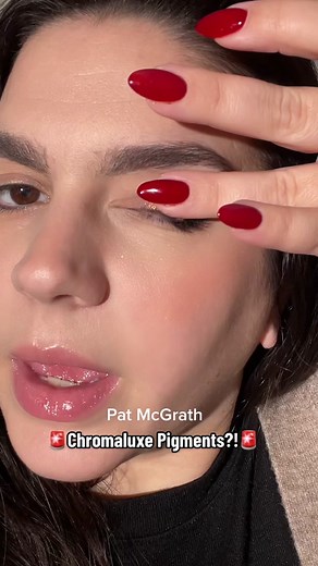 Glitter pigment from another dimension 🪐#glittershadow #patmcgrathlabs #chromaluxe #glitterpigment #goldeyeshadow