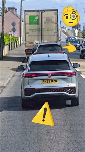 Do not try get closer and tailgate that 40ft long curtain sider !!! Caution ⚠️