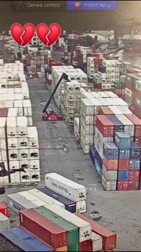 Wow what's happening here reachStacker operator how can you operate like this... Moral lesson always follow safe work load limit #fbreelsfypシ゚viralシ #highlights2025 #everyonehighlights | Iconsany Rollercoaster