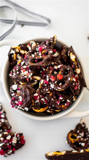 Cool mint combined with dark chocolate, salty pretzels and peppermint crunch makes for the ultimate holiday no bake dessert. This Dark Chocolate Peppermint Pretzel Bark is a 4 ingredient holiday dessert recipe makes a delicious homemade gift and addition to holiday cookie boxes! 🎄RECIPE 10.5 ounces mini pretzel twists 25 ounces mini dark chocolate chips 1 teaspoon peppermint extract 1 bottle India Tree Nature’s Colors Peppermint Crunch Line a baking sheet with parchment paper. Spread the pretze