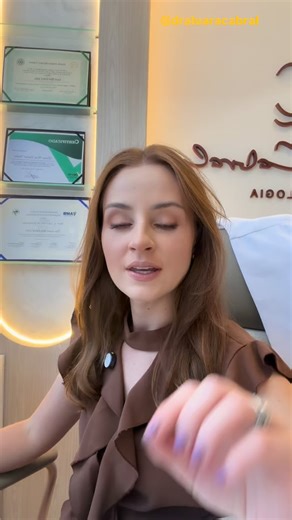 Luara Cabral - Médica Dermatologista RQE 37587 on Instagram: "Existem medicamentos orais para melasma? Sim! 👉 O principal é o ÁCIDO TRANEXÂMICO. ⚠️ Mas atenção: Ele não pode ser usado sozinho, nunca sem médico. 🩺 Precisa de: ✔ Avaliação médica ✔ Exames de sangue ✔ Análise de risco de trombose ✨ Além dele, temos os antioxidantes orais, que ajudam no controle do melasma: 🌿 Polypodium leucotomos 🍊 Vitamina C 🟡 Vitamina E 🌲 Pycnogenol® 💎 Glutationa 🍇 Resveratrol 🥕 Carotenoides ⚙️ Zinco e se
