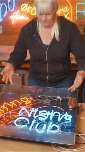 The amazing process of making neon signs 🤩 #SalvageHunters | Quest