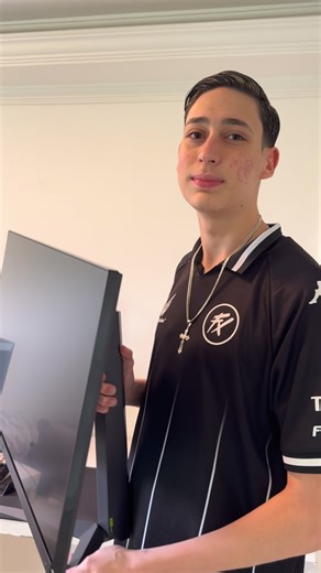 Fluxo W7M on Instagram: "O @fluxo.giuh já está com o novo monitor LG UltraGear no setup 🔥 Detalhes incríveis, 240Hz de pura fluidez e aquele diferencial que só a @lgbrasil proporciona! #LGUltraGear #LifesGood"