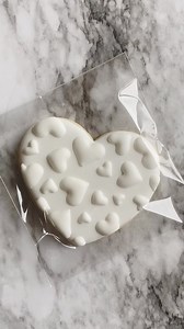 4.1K views · 53 reactions | Hey Besties! I regularly get questions about heat sealing cookies so I made a quick vid showing exactly how I heat seal my cookies! Super simple! And gives me peace of mind when freezing decorated cookies! 殺 | Your Baking Bestie | Facebook