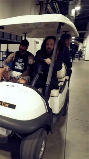 Brian Welch on Instagram: "WAKE UP! 😂 haha love these backstage moments! #bhw #korn"