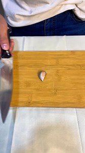 Garlic peeling made easy with a simple cut! #reels #loveyou #lifestyle #lifehacks #diy #plants #gardening #craft #hack #dogs #cute #lifehack #travel | Stefan Stan