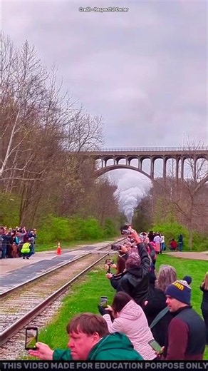 Poor family people are flocking to see the old-fashioned train❔😱