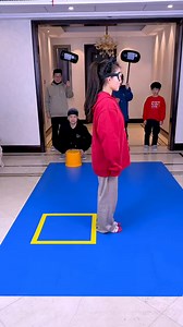 Sitting on stool challenge, so fun, who has the best tacit understanding #Funny #Partygamechallenge #travelsofthelittleironring funny hilarious videos uk's funniest videos funny tiktok videos in e | 小程的一家人