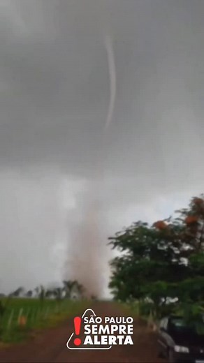 🟧🟦 A Defesa Civil esclarece: Imagens de um “suposto” ciclone 🌪️ circulam na internet. Recebemos este vídeo de seguidores que registraram o fenômeno na proximidade dos município Manduri, Águas de Santa Bárbara e Cerqueira César. Segundo nossos meteorologistas, esse fenômeno é um “landspout” é um tipo de tornado que não é classificado como supercelular, pois se forma de baixo para cima, a partir de vórtices de ar na superfície que são esticados verticalmente por uma tempestade de crescimento, g