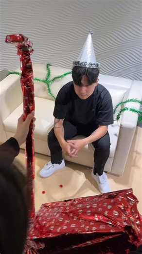 🎊 🎁 Unboxing a secret gift for Christmas this year... 👀 What did we get? | ASUS