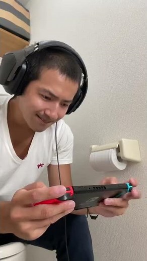 トイレに長時間こもる男がヤバすぎる‼︎ Man in the toilet🚽